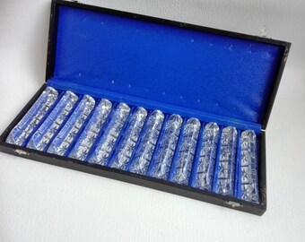 Boxed Set van twaalf Franse messensteunen, glazen messteunen, kristallen messteunen houten kist, messensteunen 1940/1950's