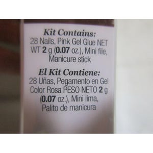 Puede incluir: Primer plano de una etiqueta de producto biling&uuml;e. Detalla el contenido de un kit de u&ntilde;as: 28 u&ntilde;as, pegamento en gel rosa, una mini lima y un palito de manicura. El peso neto es de 2 gramos (0,07 oz).