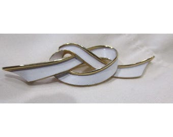 Broche con nudo de cinta Trifari, esmalte blanco, tono dorado, 7,6 cm x 1,9 cm