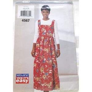 Könnte beinhalten: Ein rotes Kleidmuster mit floralem Druck mit dem Text "4567" und "See & Sew YES! IT'S easy". Das Kleid hat eine Knopfleiste vorne und einen quadratischen Ausschnitt. Das Muster enthält die Größen A/6-8-10.