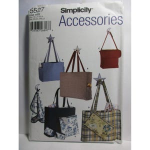 Puede incluir: Un sobre de patrón de costura Simplicity 5527 para accesorios, con ilustraciones de varios bolsos tote, una bolsa pequeña y una tela estampada. Los bolsos se muestran en azul, cuadros marrones, rojo, negro y cuadros amarillos, con iconos de estrellas.