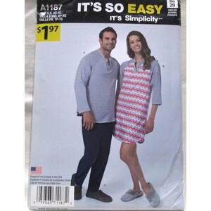Può includere: Un modello di cucito Simplicity, A1187, con un uomo e una donna che indossano abbigliamento da notte. L'uomo indossa una camicia grigia a maniche lunghe e pantaloni blu navy. La donna modella un vestito da notte con motivo a zig-zag rosa, rosso e bianco. Il testo "IT'S SO EASY" è in alto.
