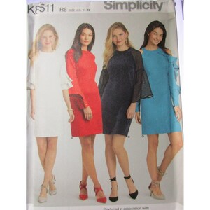 Può includere: Modello di cucito Simplicity con quattro donne che indossano diversi modelli di abiti. Gli abiti sono bianchi, rossi, blu navy e turchese. Il modello include le taglie 14-22.