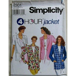 Può includere: Una busta per cartamodello Simplicity 8301 per una giacca 4 Hour in taglia HH (6-12). Il fronte presenta illustrazioni di quattro varianti della giacca, tra cui un modello grigio chiaro a tinta unita, una stampa floreale, una rosa a tinta unita e un motivo a quadri blu.