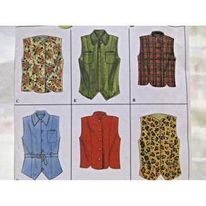 Può includere: Sono presentati diversi modelli di gilet, ognuno con un design distinto. I gilet includono opzioni floreali, a quadri e a tinta unita, oltre a stampe animalier. Sono visibili dettagli come cerniere, bottoni e cinture.