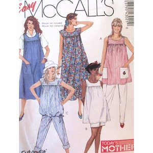 以下が含まれることがあります： さまざまな女性用衣料のデザインが特徴の、ヴィンテージのMcCall'sの裁縫パターン。パターンには、青いデニムのエプロンドレス、花柄のドレス、ストライプのトップスとパンツのセット、白いドレス、赤と白のストライプのトップスと白いパンツが含まれています。