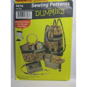 Peut inclure: Une pochette de patron de couture Simplicity pour sacs matelassés, modèle 5076, avec le logo de la marque Dummies. L'emballage jaune présente des illustrations de quatre styles de sacs avec des motifs cachemire et géométriques en brun, vert et beige.
