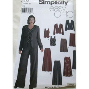 Könnte beinhalten: Ein Simplicity Easy Chic Schnittmusterumschlag für die Größen 12-20. Die Vorderseite zeigt ein Modell in einem dunklen Blazer, einer gemusterten Weste und einer weiten Hose. Abbildungen zeigen Varianten von Jacken, Westen, Röcken und Hosen.