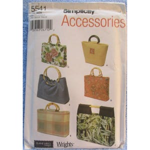 Peut inclure: Patron Simplicity Accessoires présentant six modèles de sacs à main. Les sacs arborent divers motifs, notamment des imprimés floraux, géométriques et botaniques. Chaque sac est doté d'une poignée de style bambou. Le patron comprend le texte "Simplicity Accessoires".