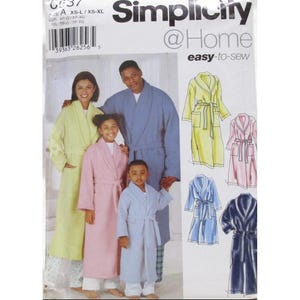Puede incluir: Patrón de costura Simplicity @Home fácil de coser para albornoces. La imagen muestra a una familia con albornoces amarillos, rosas y azules. El patrón incluye ilustraciones de diferentes estilos de albornoces. El tamaño del patrón es XS-XL.