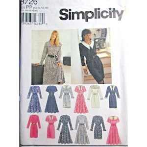 Puede incluir: Patrón de costura Simplicity con varios diseños de vestidos. El patrón incluye imágenes de vestidos terminados, con opciones para diferentes estilos, largos y detalles. La portada del patrón muestra el logotipo de Simplicity e información de tallas.