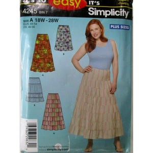 Puede incluir: Patrón de costura Simplicity 4245 para una falda de volantes en tallas 18W-28W. El paquete muestra ilustraciones de cuatro variantes de falda con diferentes estampados y una foto de una persona con una falda larga de volantes clara.