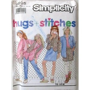 Könnte beinhalten: Ein Simplicity Schnittmusterumschlag 9805 mit einer Illustration von drei Personen in verschiedenen Outfits, darunter ein rosa Hemd, blaue Jeans, eine gemusterte Jacke, ein blauer Rock und eine blaue Jacke mit gemusterten Shorts.
