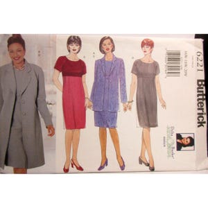 Może przedstawiać: Koperta wykroju krawieckiego Butterick z ilustracjami sukienek i garniturów damskich. Koperta zawiera kod kreskowy, numer 6221 i nazwisko projektanta, Delta Burke. Zakres rozmiarów to 16W-18W-20W.