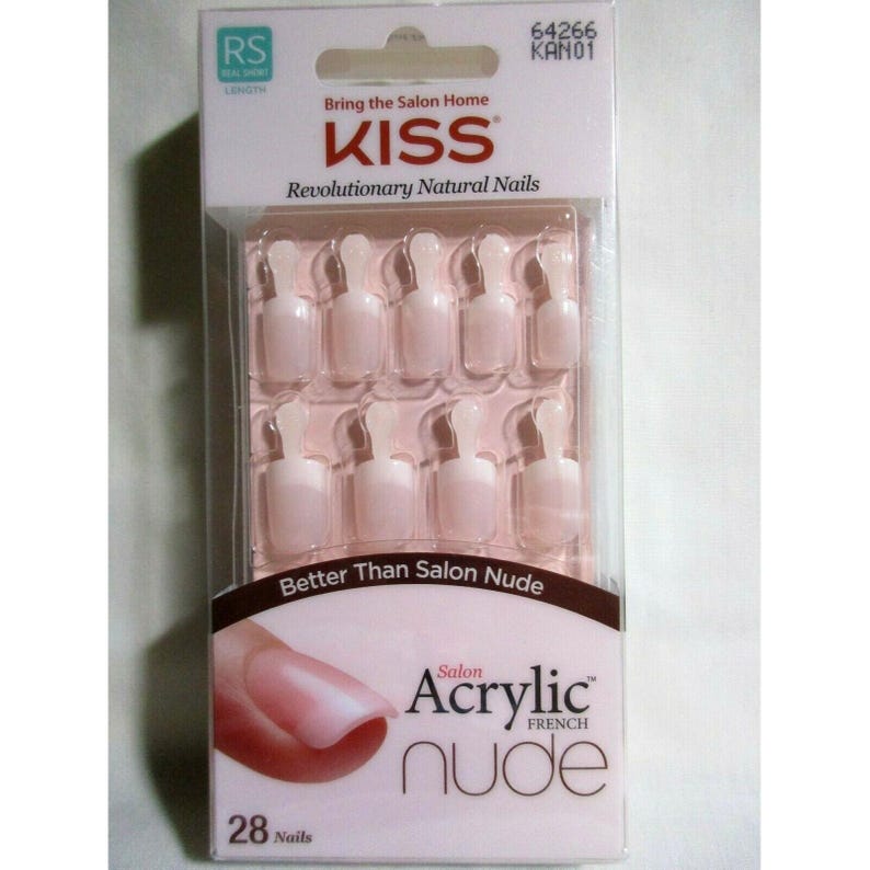 Puede incluir: Un paquete de u&ntilde;as artificiales de la marca KISS. El paquete incluye 28 u&ntilde;as de color nude, acr&iacute;licas, de estilo franc&eacute;s. El embalaje dice "Bring the Salon Home" y "Better Than Salon Nude".