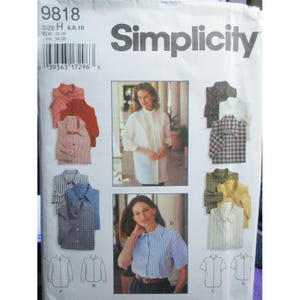 Könnte beinhalten: Simplicity Schnittmuster 9818, Größe H 6, 8, 10. Der weiße Papierumschlag zeigt verschiedene Hemddesigns, darunter lang- und kurzärmelige Optionen in Unifarben, Streifen- und Karomustern, mit Fotos von Modellen, die die fertigen Kleidungsstücke tragen.