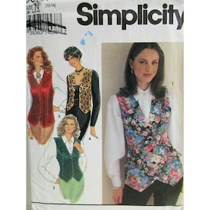 Può includere: Una busta per cartamodello Simplicity per gilet in taglia N (10-14). La copertina mostra quattro varianti di gilet senza maniche: un gilet rosso a tinta unita, un gilet con stampa leopardata, un gilet verde testurizzato e un gilet a fiori.