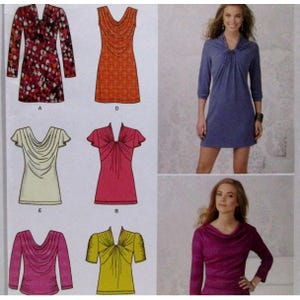Puede incluir: Una hoja de patrón de costura que muestra seis variaciones de tops y vestidos con escotes drapeados y varias longitudes de manga, junto con dos fotografías de modelos que visten los diseños finales de vestido azul y morado.