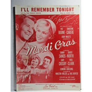 Puede incluir: Cartel de película vintage de "Mardi Gras" con Pat Boone y Christine Carere. El cartel tiene un fondo rojo con el título y los créditos de la película en blanco. La imagen incluye retratos de los actores y el texto "I'll Remember Tonight."