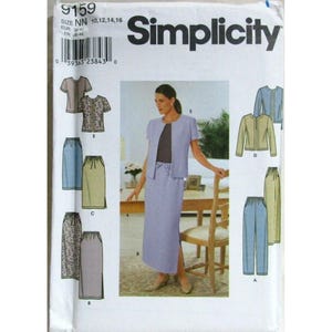 Op de afbeelding: Een Simplicity naaipatroon envelop 9159 voor maten 10, 12, 14, 16. De voorzijde toont illustraties van een jasje en rok set in diverse kleuren en patronen, naast een foto van een persoon die een lichtblauw jasje en een rok draagt.