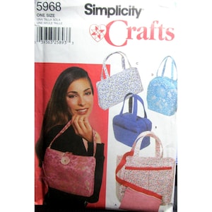 Może przedstawiać: Wykrój Simplicity Crafts 5968 na różne torebki. Koperta przedstawia różową torebkę w kwiaty, niebieską torebkę w kwiaty, jednolitą niebieską torebkę oraz większą torebkę w kwiaty z czerwonym paskiem. Tekst zawiera Simplicity Crafts i numer 5968.