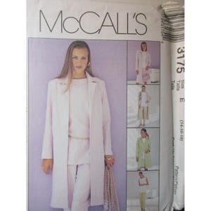 Pode incluir: Um padrão de costura McCall's com uma mulher num casaco e calças rosa claro. O padrão inclui várias vistas de casacos e conjuntos. O número do padrão é 3175, e o tamanho é E (14-16-18).