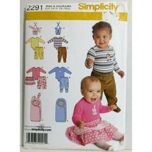 Könnte beinhalten: Simplicity Schnittmuster 2291 für Babykleidung. Das Schnittmuster enthält Illustrationen verschiedener Outfits, darunter ein Set zum Thema Hase, ein Set zum Thema Bär und ein Schlafsack. Zwei Babys sind abgebildet, die einige der Outfits tragen.