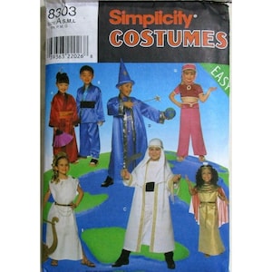 以下が含まれることがあります： Simplicity Costumesの型紙封筒8303。赤いローブ、青い武道着、青い魔法使いのローブ、ピンクのツーピース、白いローブ、ケープ付きの金色のドレスなど、6種類の衣装のイラストが描かれています。