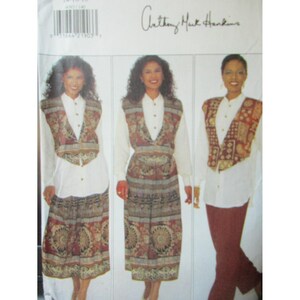 Puede incluir: Un patrón de costura con tres mujeres modelando conjuntos. Los conjuntos incluyen camisas blancas abotonadas combinadas con chalecos y faldas o pantalones estampados. El patrón está etiquetado como "Anthony Mark Hankins."