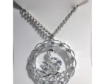 Collar con colgante de cadena larga con diamantes de imitación y cisne en tono plateado de Sarah Coventry, 1974