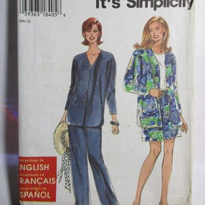 Może przedstawiać: Vintage koperta z wykrojem do szycia z ilustracjami odzieży damskiej. Tekst brzmi "It's SO EASY, it's Simplicity". Wzór zawiera rozmiary XS, S, M, L i XL. Koperta zawiera instrukcje w języku angielskim, francuskim i hiszpańskim.