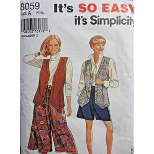 Könnte beinhalten: Simplicity Schnittmuster 8059, Größe A (PT-XL), mit Illustrationen von zwei Outfits. Eines zeigt eine rostfarbene Weste über einem weißen Rollkragenpullover und einem gemusterten Hosenrock. Das andere zeigt eine Blumenweste über einem weißen Hemd und Shorts.