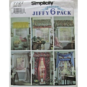 Op de afbeelding: Een Simplicity 7727 Jiffy 6 Pack naaipatroon-envelop met zes verschillende ontwerpen voor raamgordijnen. De witte papieren verpakking toont illustraties van diverse valletjes en gordijnen in bloemrijke, effen en gedessineerde stoffen.