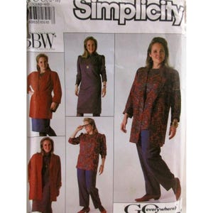 Può includere: Una busta per cartamodelli Simplicity con illustrazioni di modelli di abbigliamento, tra cui una giacca rossa a tinta unita, un abito viola scuro, una camicetta a motivi rossi e neri con pantaloni e una giacca lunga a motivi con pantaloni scuri.