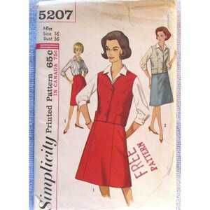 Op de afbeelding: Vintage Simplicity gedrukt naaipatroon, maat 16, borstomvang 91 cm. Het patroon bevat illustraties van damesoutfits, waaronder een rode vest- en rokset, en een overhemd met kraag en rok. Het patroon is gemarkeerd met "Free Pattern".