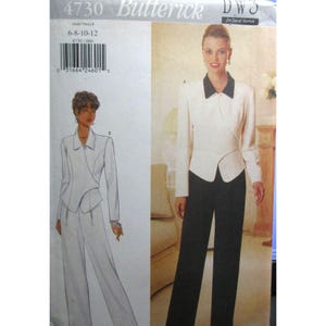 Op de afbeelding: Een Butterick naaipatroon met een damespakontwerp. Het patroon bevat een witte jas met een zwarte kraag en een zwarte broek. Het patroonnummer is 4730, in de maten 6-8-10-12. Het ontwerp is van David Warren.