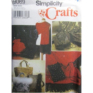 Può includere: Una busta per cartamodello Simplicity Crafts, numero 9069, con illustrazioni di vari accessori tra cui uno scialle rosso, diverse borse con coulisse e borse a mano con elementi decorativi come frange, paillettes e finiture in pelliccia sintetica.