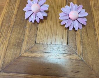 Lindos pendientes vintage con cierre de flor