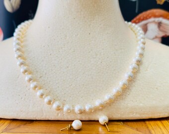 Collar y pendientes de perlas