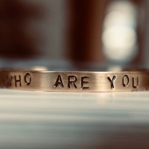 Estampado a mano que eres usted brazalete de puño de latón / palabras de cita pulsera / accesorios únicos para inspirar almas libres