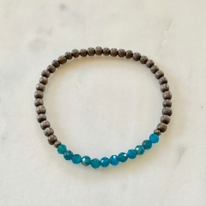 Facettiertes APATIT + Pyrit Armband mit grauen Holzperlen / Statement Armband / Halschakra / Blauer Apatit