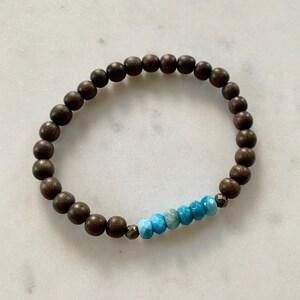 Facettiertes APATIT Heilperlen Armband mit grauen Holzperlen/ Statement Armband/ Stapelarmband/ Heilarmband/ Halschakra/ Apatit