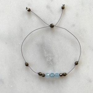 GODDESS Collection&gt; AQUAMARIN + Pyrit Heilperlen, Facettierte Edelsteine, Minimalismus, Verstellbares Nylonarmband, März Geburtsstein