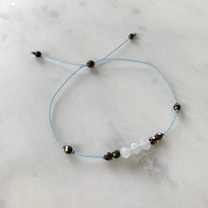 Colección GODDESS&gt; RAINBOW MOONSTONE + Pyrite Healing Beads// Faceted Gemstones// Minimalism// Pulsera de nylon ajustable// June Birthstone
