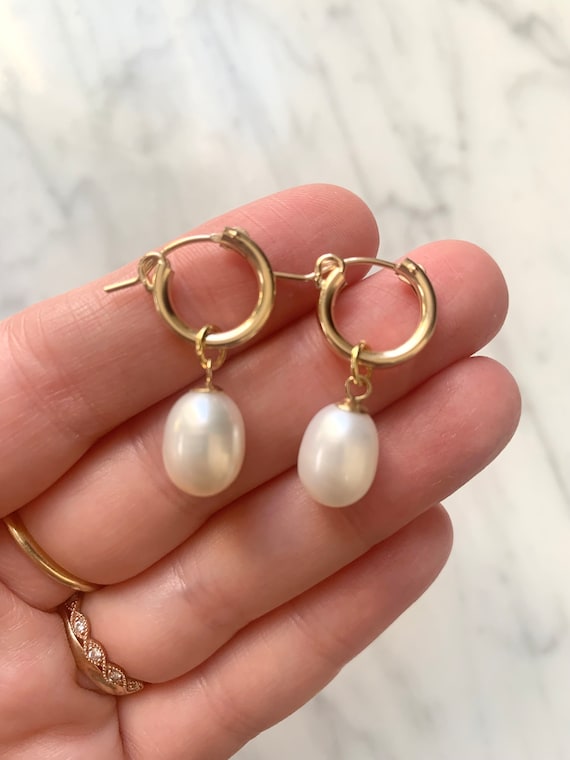 PEARL w/ 14k Gold Fill Hoop Earrings/ Hinged Hoops/ Trendy Hoops// Chunky Pearl Hoops Earrings/ Nautical// JUNE Birthstone// Pearls