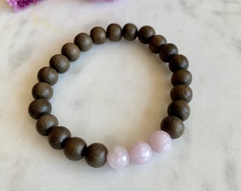 Bellissime perle curative KUNZITE sfaccettate con / Bracciale con perline di legno grigio / Braccialetto impilante / / Braccialetto di dichiarazione / Cristalli curativi / / Pietre d'amore