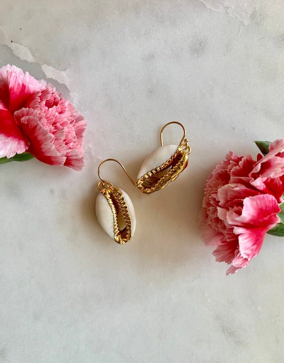 Beautiful GOLD Dipped COWRIE Shell Earrings// Earrings// Shell Earrings// Seashell Jewelry// Nautical Jewelry// Cowry Shell// Gold Cowries