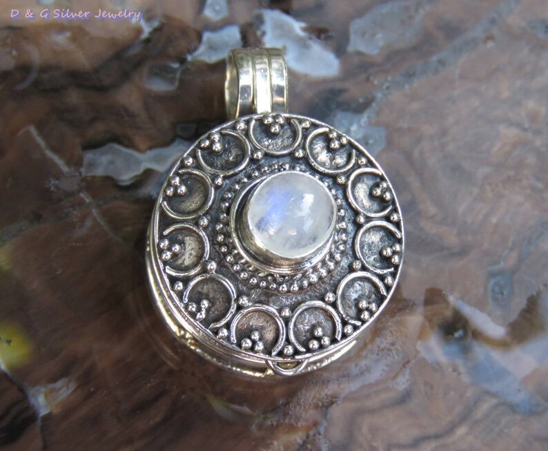 Round Silver Rainbow Moonstone Locket Pendant Momentos Pendant LP-258-DG
