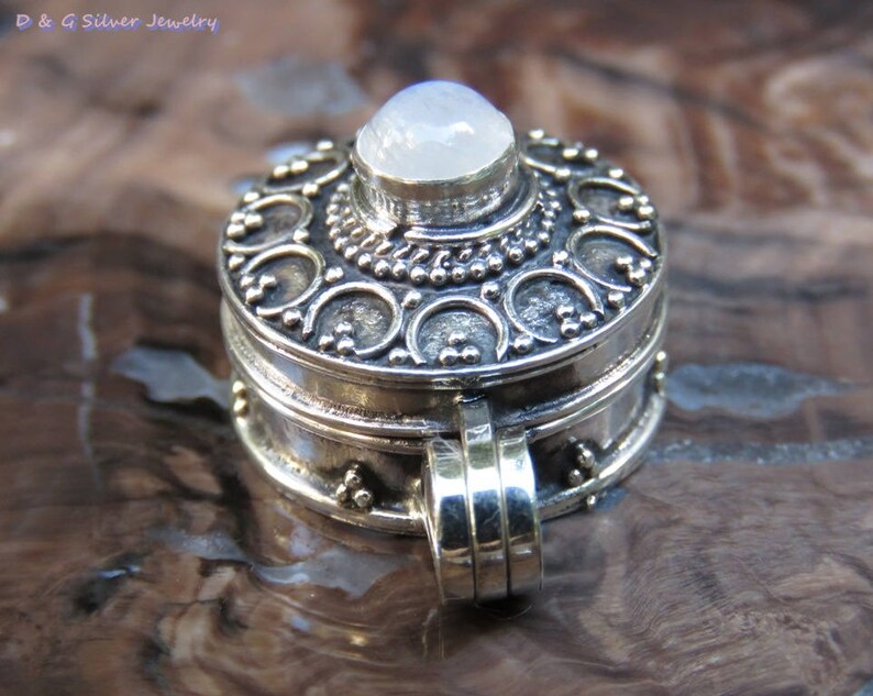 Round Silver Rainbow Moonstone Locket Pendant Momentos Pendant LP-258-DG