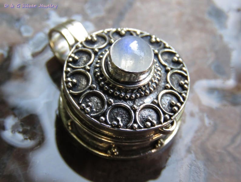 Round Silver Rainbow Moonstone Locket Pendant Momentos Pendant LP-258-DG